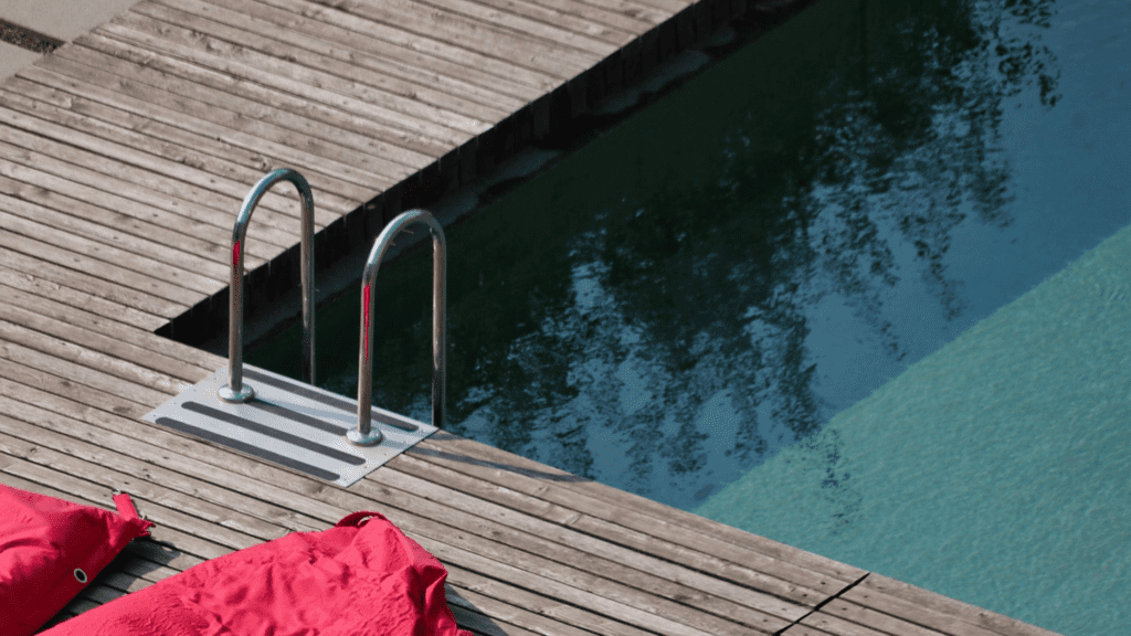 Piscina pequeña de obra de madera