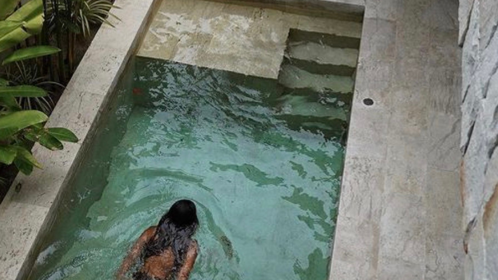 Chica en piscina gunitada