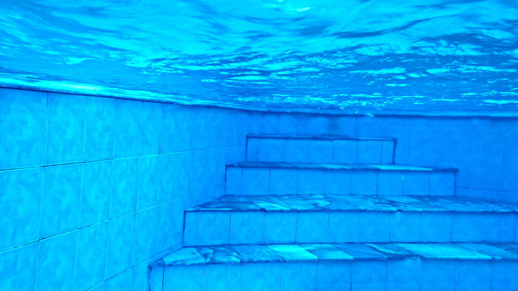 Piscina y escaleras de obra