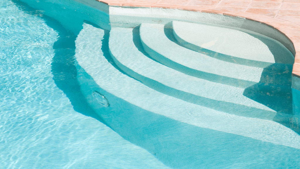 Modelos de escaleras de obra para piscinas