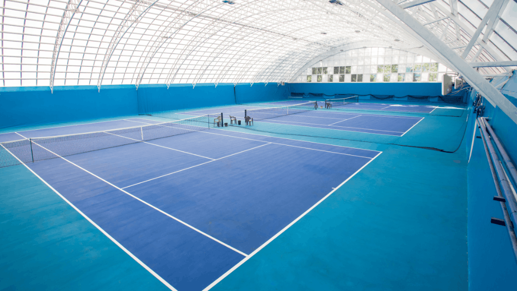 Cubierta de pista de tenis vacía