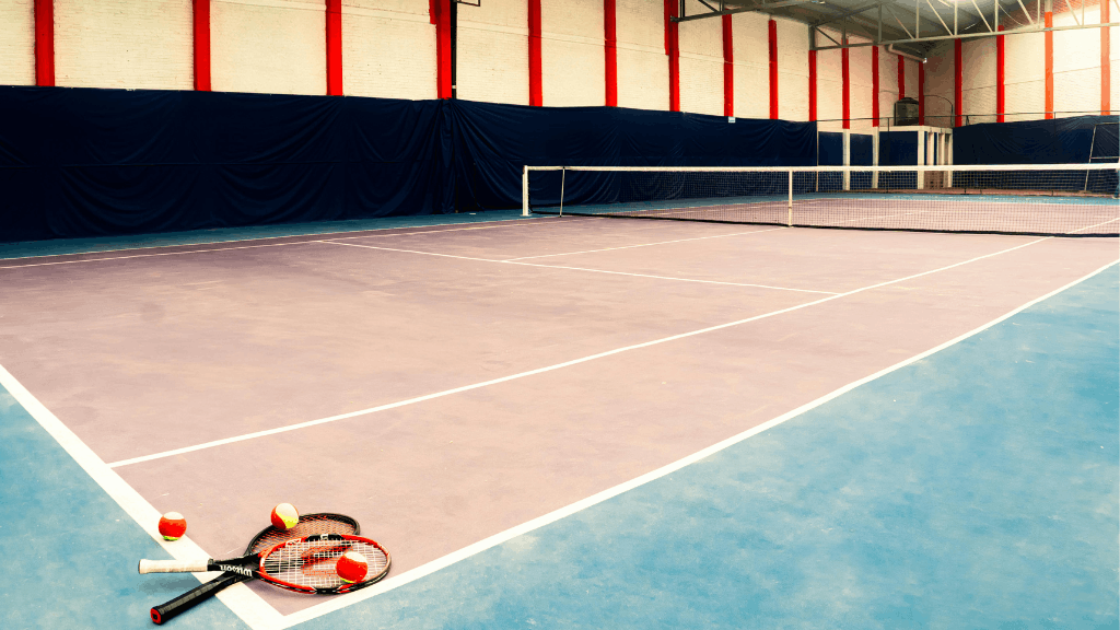 Raquetas de tenis y cubierta en pista